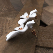 Load image into Gallery viewer, Daphne Flower Stud Earrings