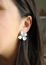 Load image into Gallery viewer, Daphne Flower Stud Earrings
